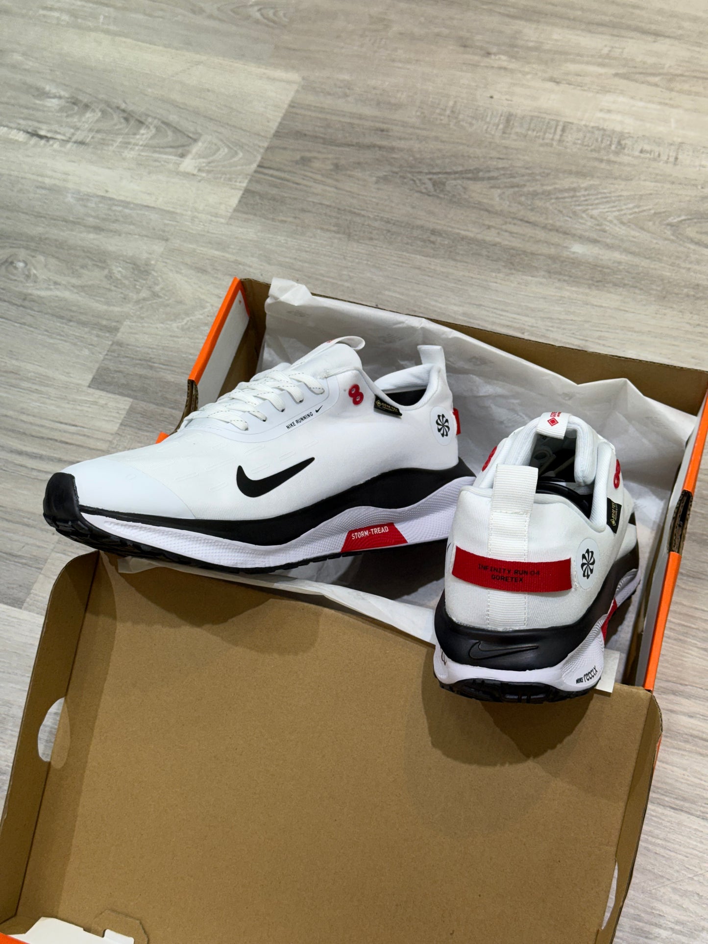 NIKE INVINCIBLE GORE-TEX