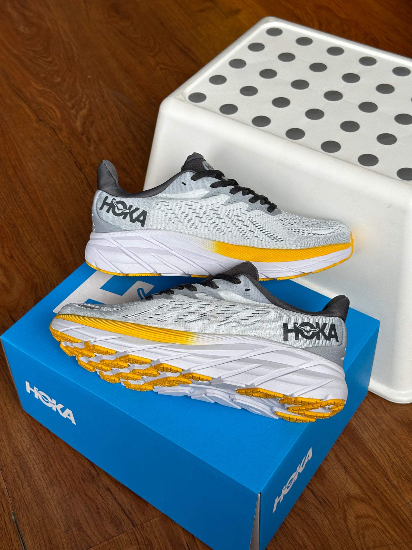 Hoka CLIFTON 8