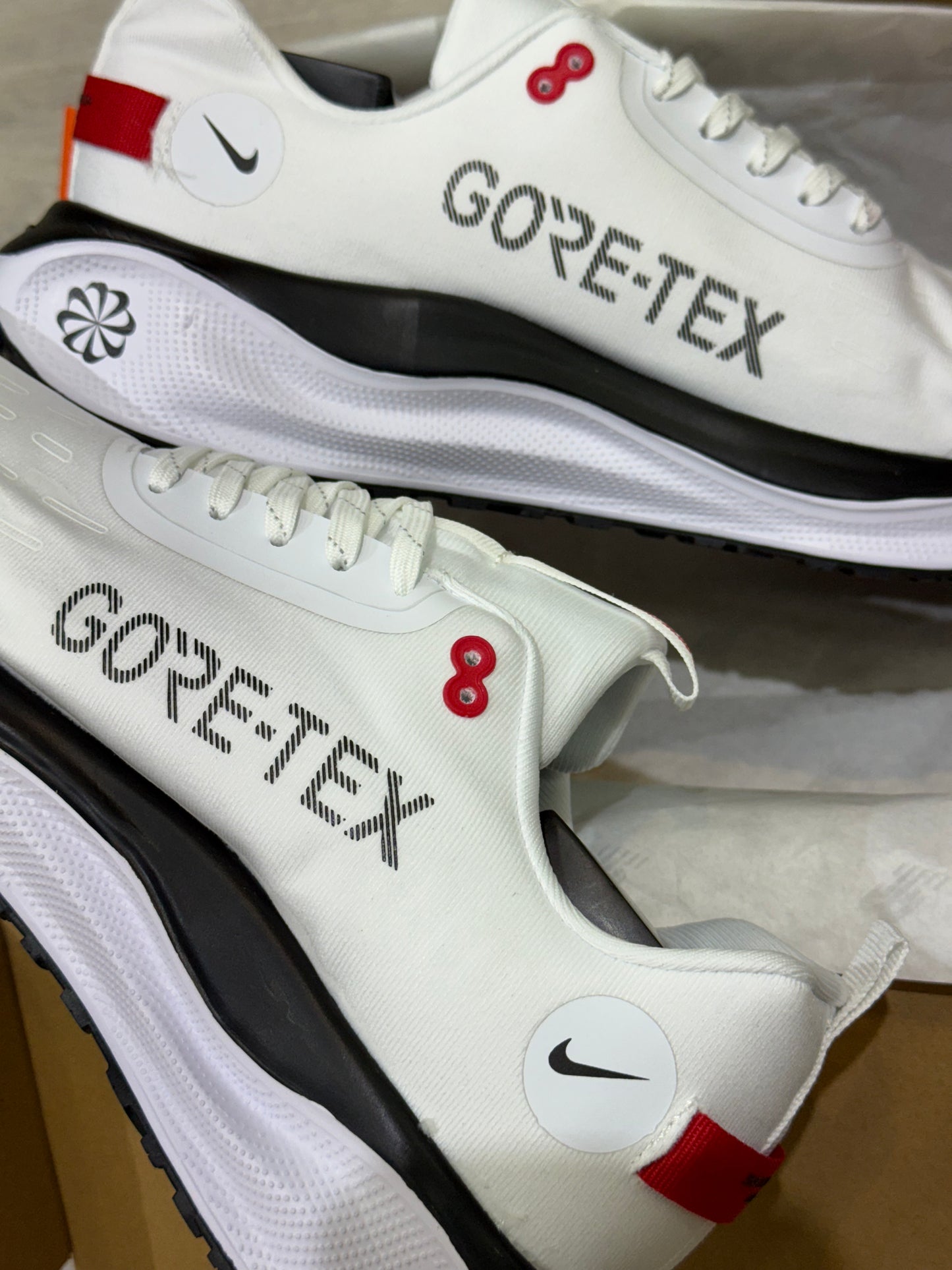 NIKE INVINCIBLE GORE-TEX