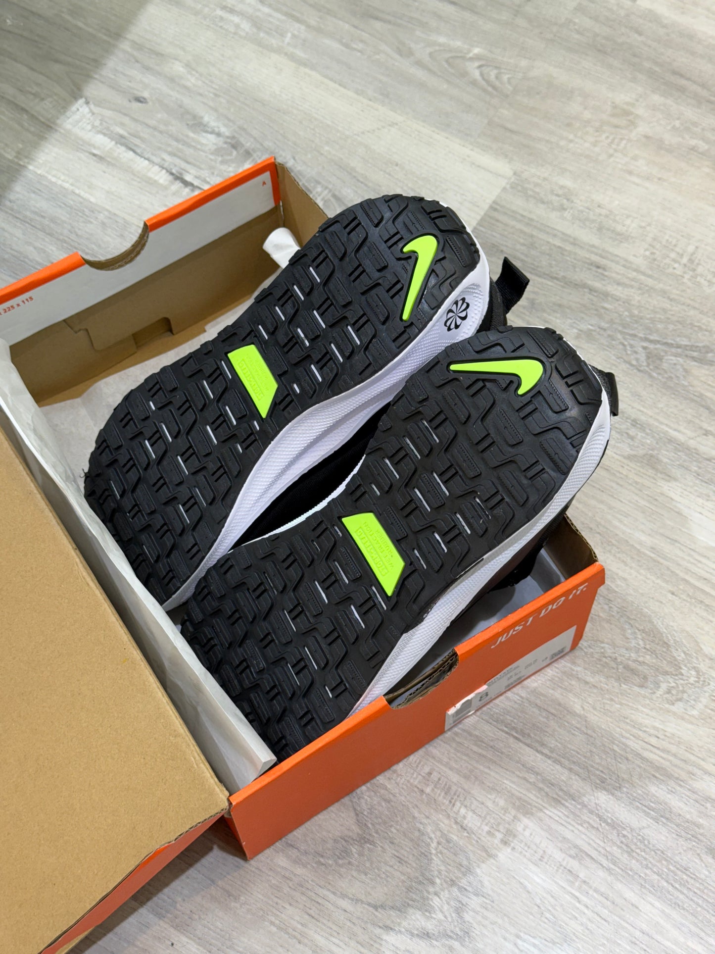 NIKE INVINCIBLE GORE-TEX