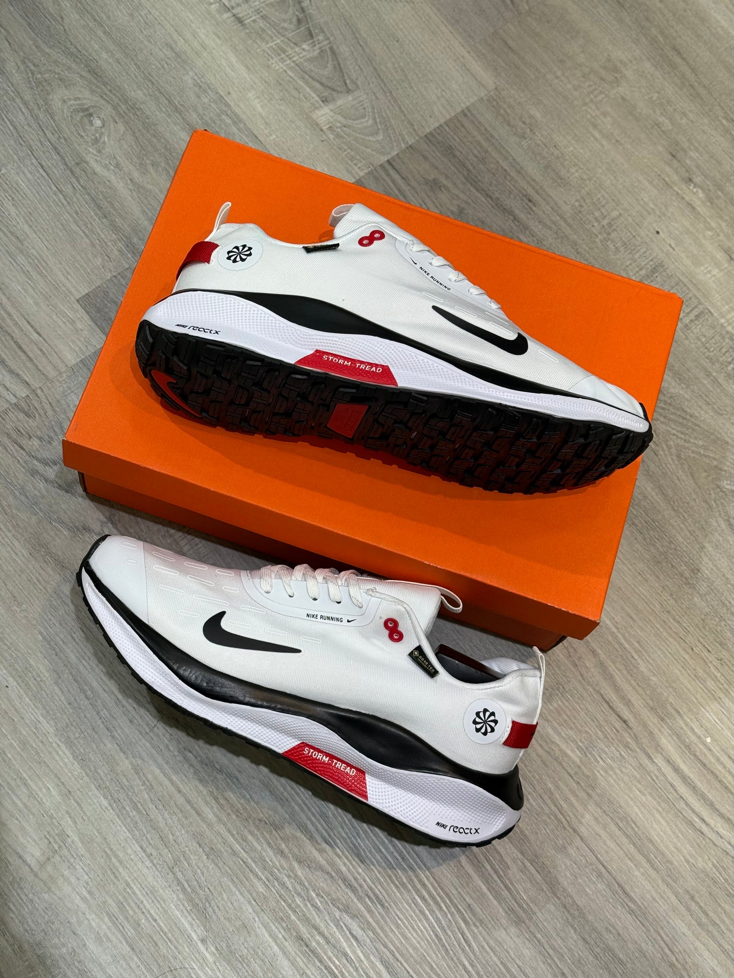 NIKE INVINCIBLE GORE-TEX